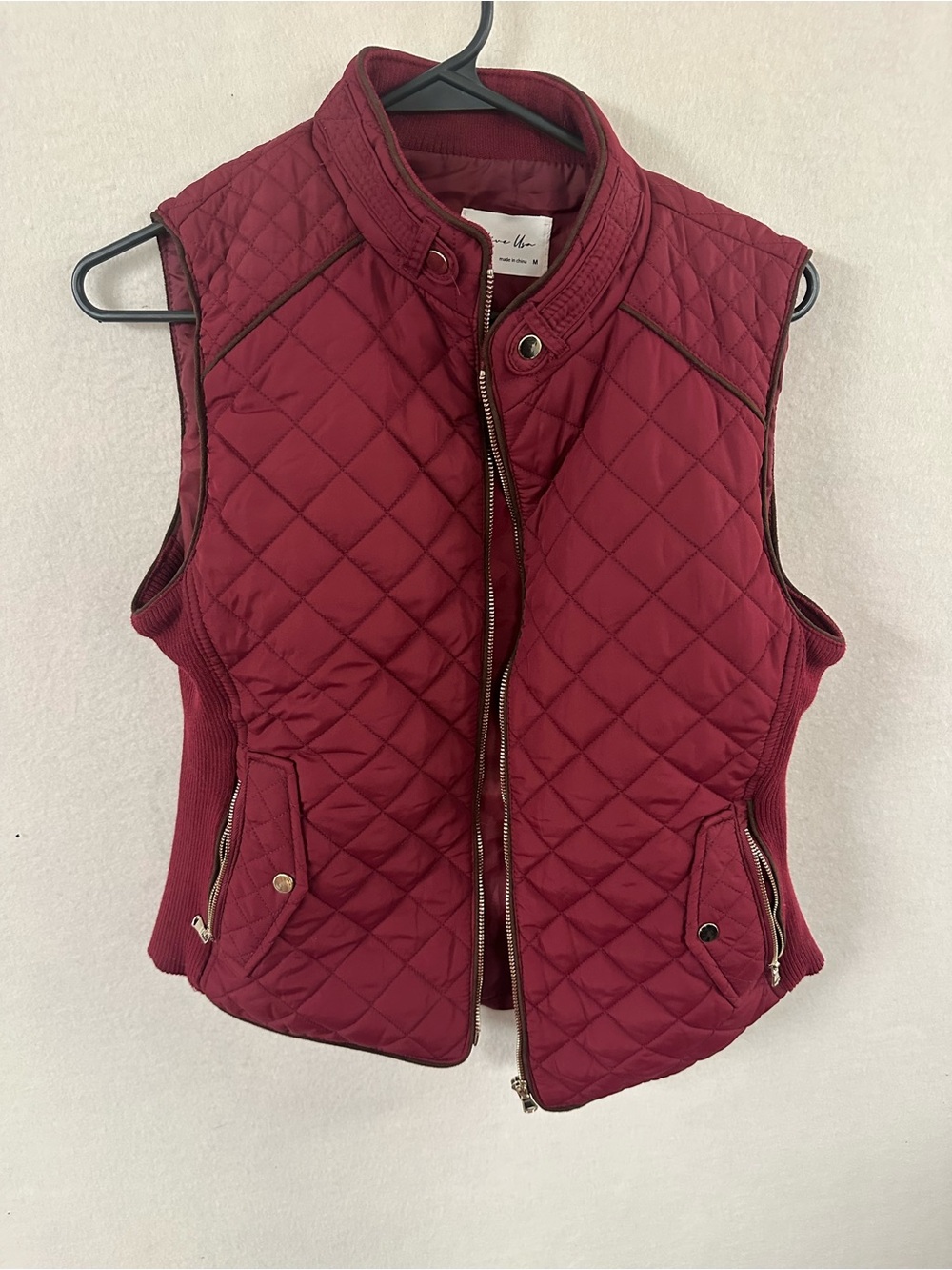 Active USA Women's Quilted Puffer Vest with Ribbed Side Panels and Gold Zip Sz M